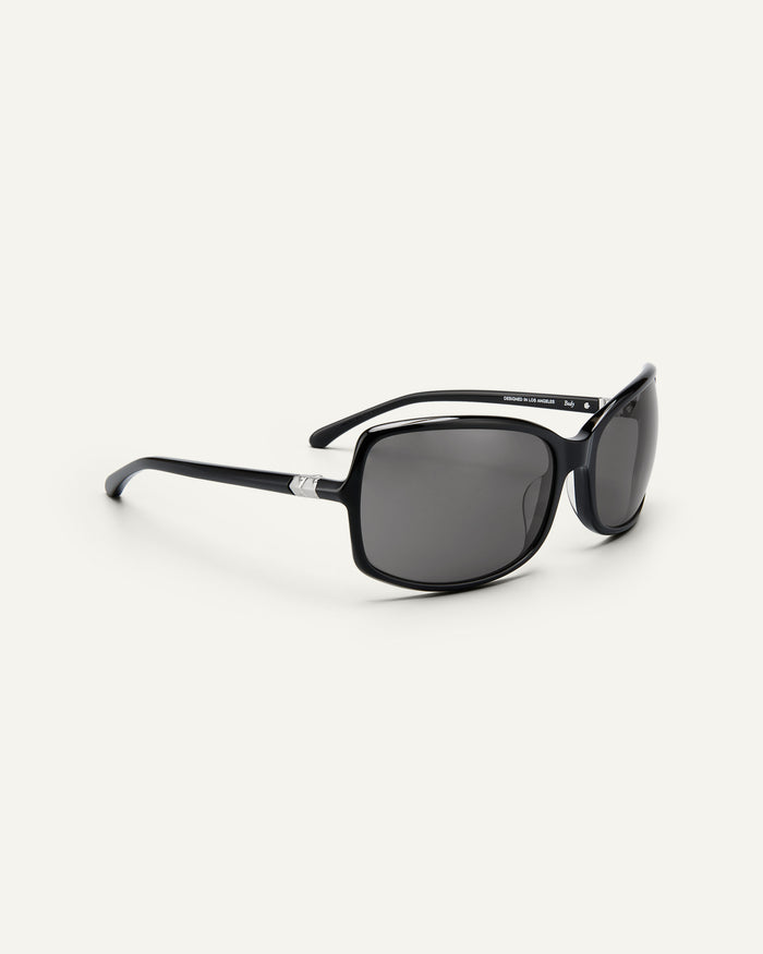 Close-up shot of Bonnie Clyde Body rounded square sunglasses in black with black lenses.