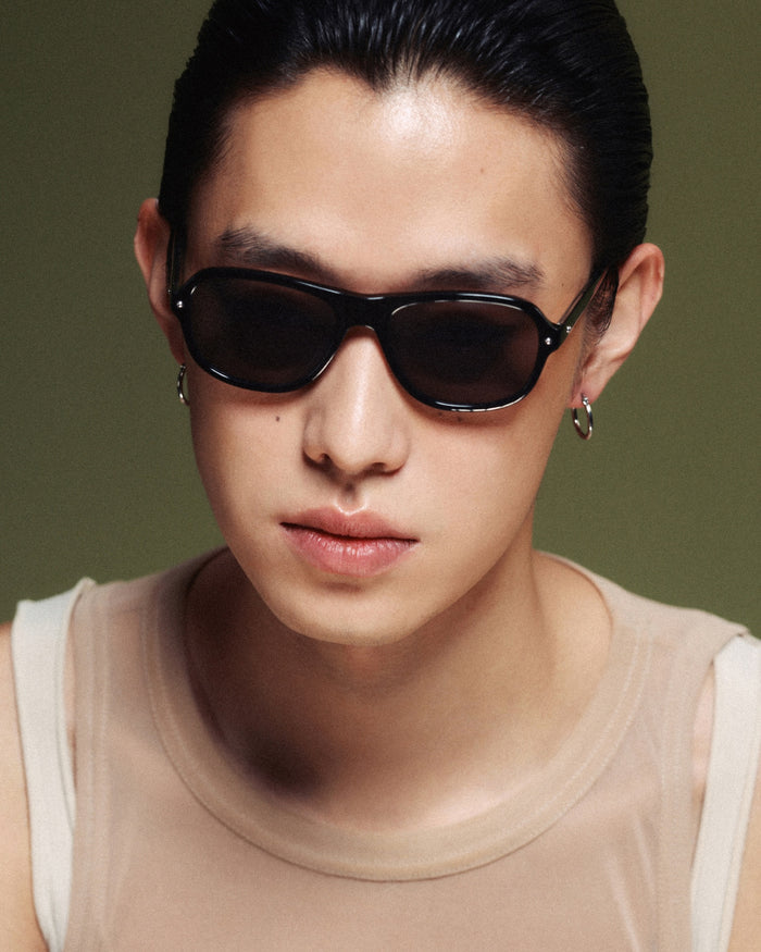 Quarter shot of Bonnie Clyde Boss Fight sunglasses in black with black lenses.