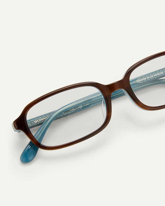 Close-up shot of Bonnie Clyde Comedy optical in teal demi.