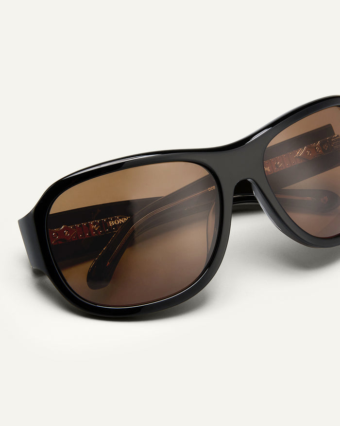 Close up shot of Bonnie Clyde Dog sunglasses in black/brown.