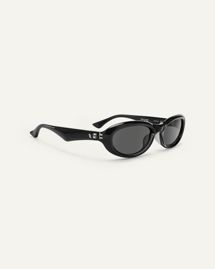 Side shot of Bonnie Clyde Groupie sunglasses in black with black lenses.